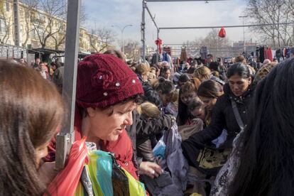 El mercadillo de la plaza Elíptica se sitúa a la salida del metro.