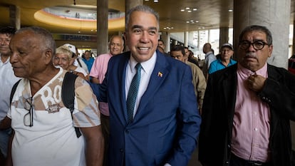 Luis Eduardo Martínez, candidato presidencial por el partido Acción Democrática, saluda a simpatizantes en Caracas, el 22 de abril.