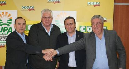 En el centro, los secretarios regionales de COAG, Miguel L&oacute;pez, y de UPA, Agust&iacute;n Rodr&iacute;guez.