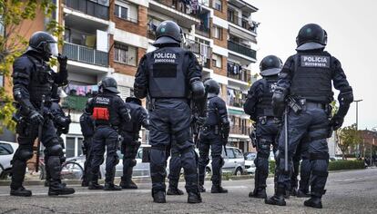 Los antidisturbios, el miércoles en Salt siguiendo los manifestantes.