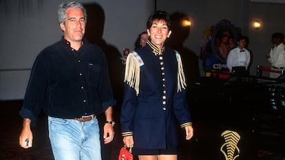 Jeffrey Epstein y Ghislaine Maxwell en el estreno de la película 'Batman Forever', en junio de 1995 en Nueva York.