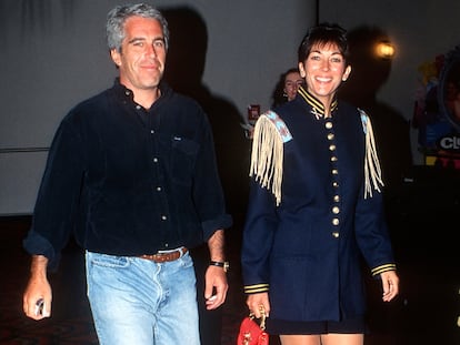 Jeffrey Epstein y Ghislaine Maxwell en el estreno de la película 'Batman Forever', en junio de 1995 en Nueva York.