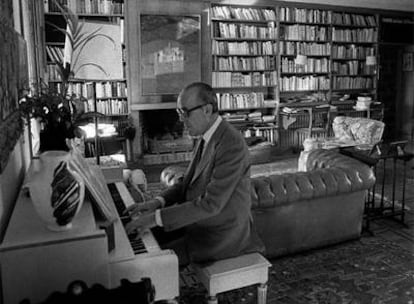 Leopoldo Calvo-Sotelo toca el piano en su casa de Aravaca (Madrid) en diciembre de 1982, tras dejar de ser presidente del Gobierno.