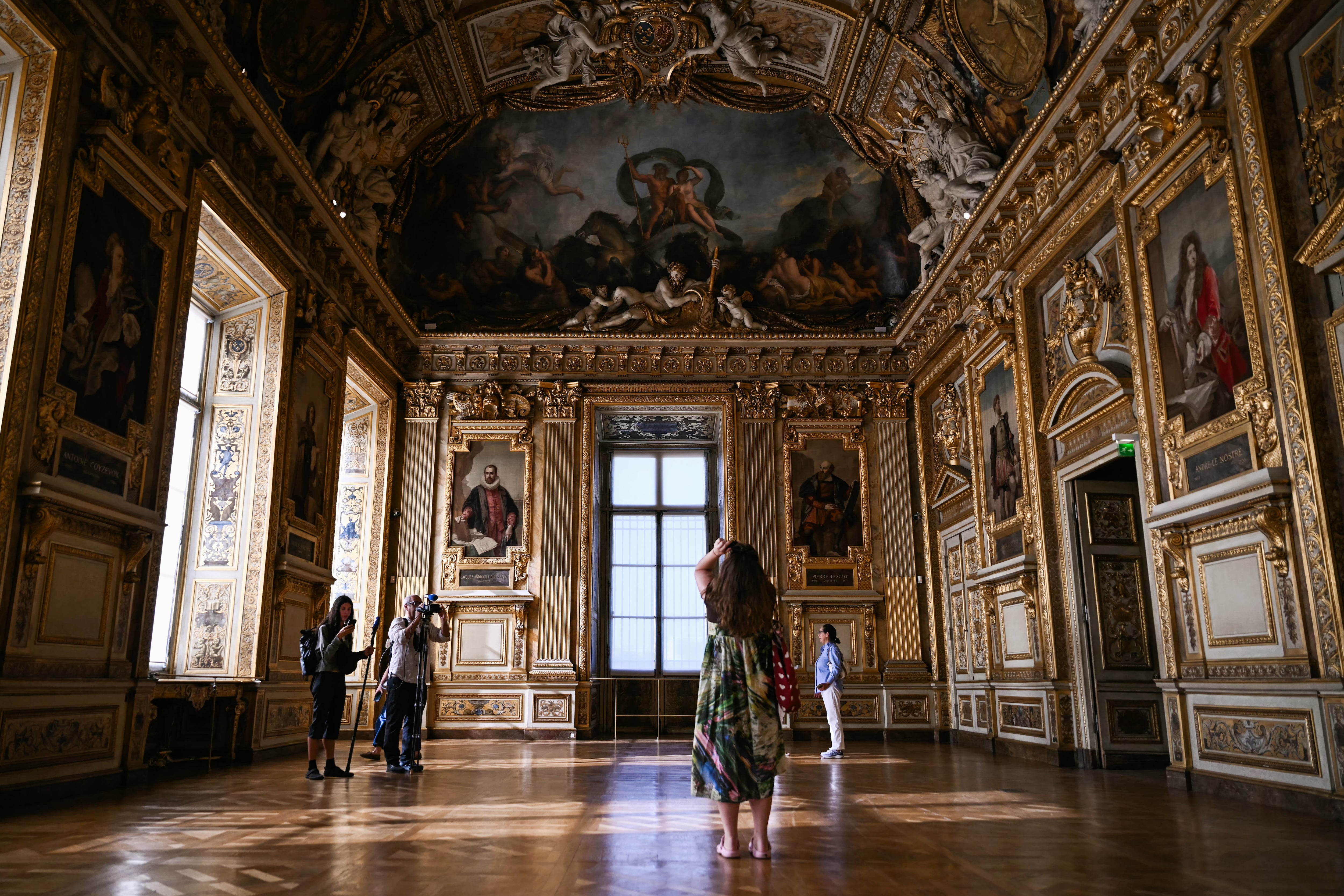 La galería Apolo del Museo del Louvre reabre nueve meses después del espectacular robo de las joyas de la Corona