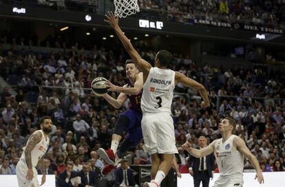 El base francés del Barcelona Lassa Thomas Heurtel entra a canasta durante el partido.Heurtel ha sido nombrado mejor jugador del partido.