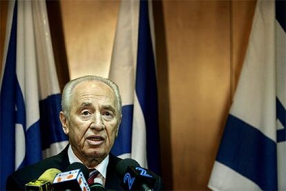 El vicepresidente israelí, Simon Peres, durante la rueda de prensa ofrecida esta noche en su oficina de Tel Aviv.