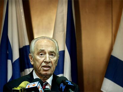 El vicepresidente israelí, Simon Peres, durante la rueda de prensa ofrecida esta noche en su oficina de Tel Aviv.