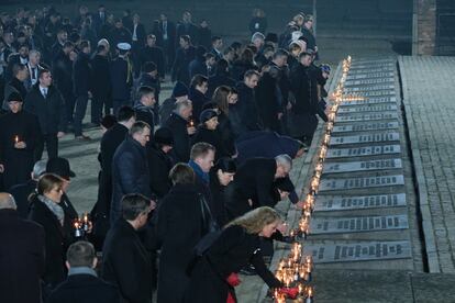 Las delegaciones oficiales colocan velas durante los actos de conmemoración, en el campo de Auschwitz. 