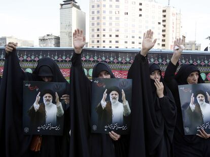Mujeres iraníes partidarias del régimen sostienen retratos del fallecido presidente Ebrahim Raísi, en una ceremonia de duelo en Teherán, el 20 de mayo de 2024.