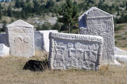 Cementerios de tumbas medievales "stećci" en Bosnia y Herzegovina, Croacia, Montenegro y Serbia. Estos monumentos funerarios, característicos de esas regiones, datan de los siglos XII al XVI y están dispuestos en filas en cementerios, tal y como se acostumbró a hacer en Europa desde la Edad Media.