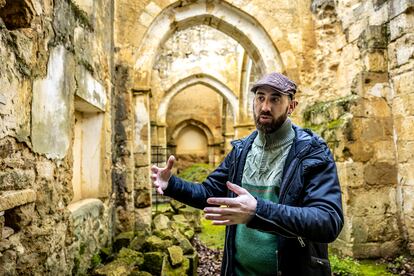 El director de la asociación Cluny Ibérica, Zoilo Perrino, en el interior del monasterio.