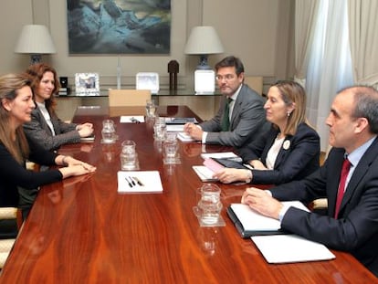 Reunión entre la ministra Ana Pastor y la consejera Ana Oregi, en febrero pasado, para tratar del AVE vasco.