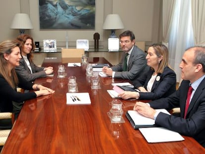 Reunión entre la ministra Ana Pastor y la consejera Ana Oregi, en febrero pasado, para tratar del AVE vasco.