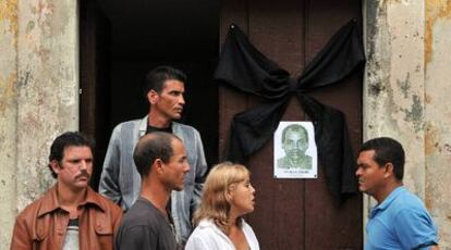 Opositores al régimen de los Castro, ante la casa de la líder de las Damas de Blanco Laura Pollán.