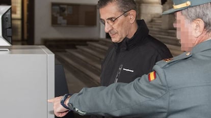 El padre Rom&aacute;n,a su llegada a la sede de la Audiencia Provincial de Granada, este lunes.