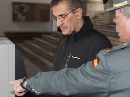 El padre Rom&aacute;n,a su llegada a la sede de la Audiencia Provincial de Granada, este lunes.