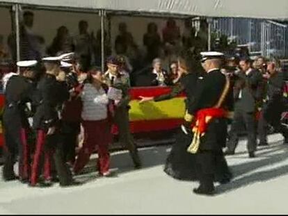 La Reina recoge personalmente en Ferrol una carta de la madre del cabo expedientado por la Armada