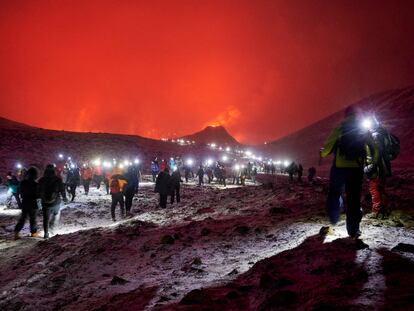 Decenas de visitantes caminan este domingo por el valle de Geldingadalur para observar la erupción.