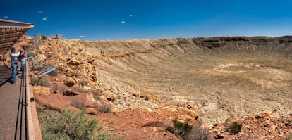 En pleno desierto de Arizona, el cráter Barringer se formó por el impacto de un meteorito de unos 50 metros de largo hace unos 50.000 años que liberó una energía equivalente a unas 150 veces la bomba que destruyó Hiroshima. Situado a 60 kilómetros al este de la ciudad de Flagstaff —una buena idea es combinar la visita con la del Gran Cañón del Colorado—, en el mismo borde del cráter de algo más de un kilómetro de diámetro y 170 metros de profundidad se halla el Centro de Visitantes desde el que arrancan varios senderos provistos de plataformas para disfrutar de las impresionantes vistas. Mo hay que perderse el fascinante museo sobre este primer accidente geográfico identificado por los científicos como causado por un meteorito.