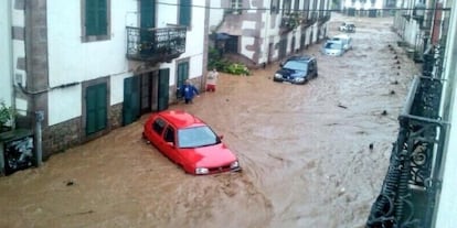 The water washes away cars in Elizondo.