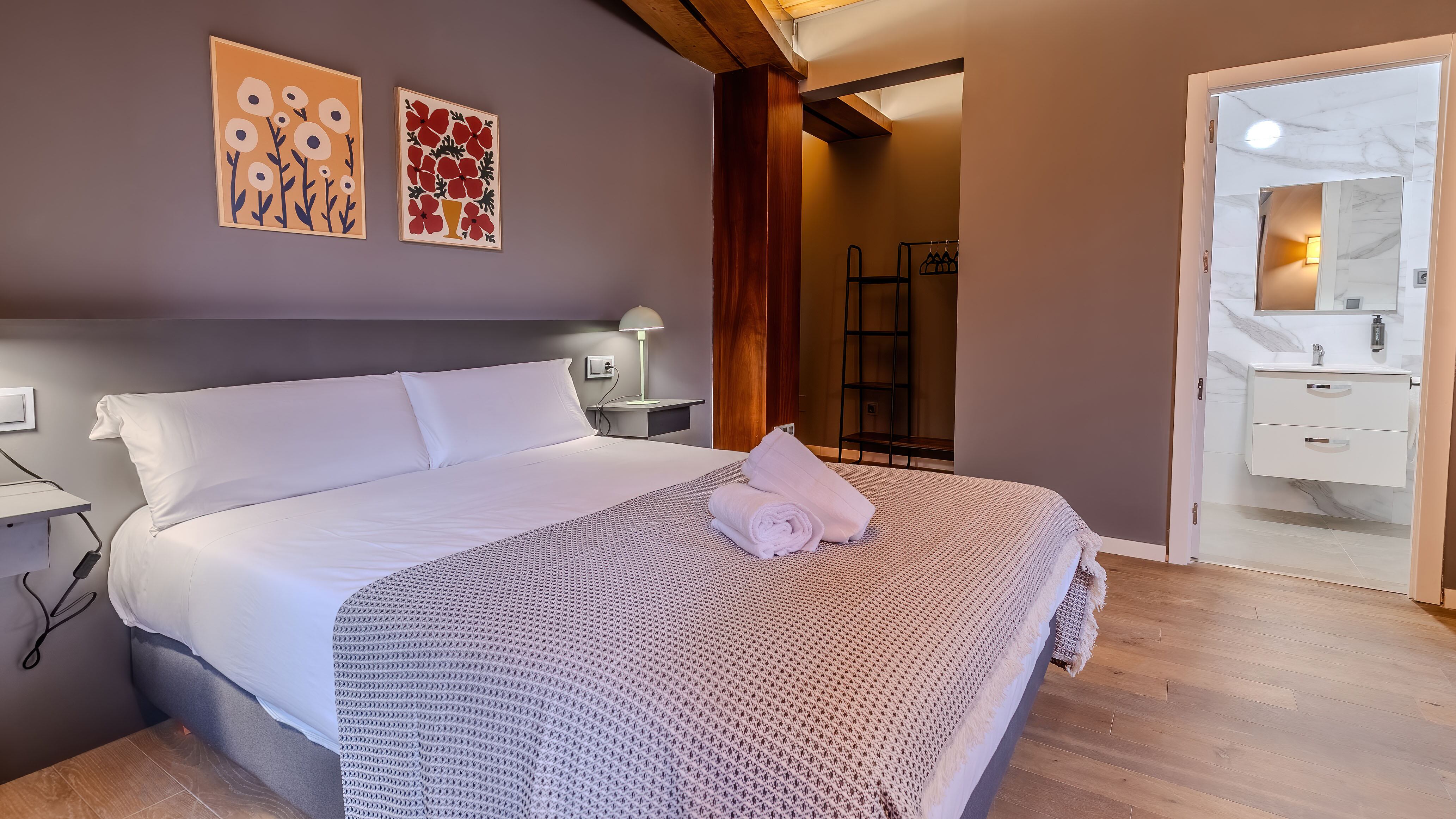 Habitación de uno de los hoteles de Gaiarooms en el Barrio Húmedo de León.