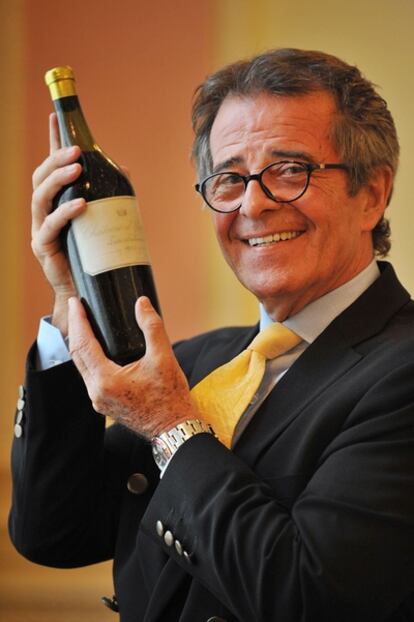 Christian Vanneque con la botella de Chateau d' Yquem de 1811 que ha adquirido por algo más de 80.000 euros.