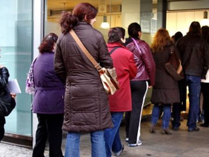 Cola de personas sin trabajo en una oficina del Servef en Valencia.