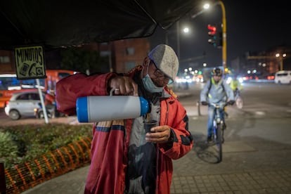 Vendedor ambulante, sirve café para los transeúntes. 