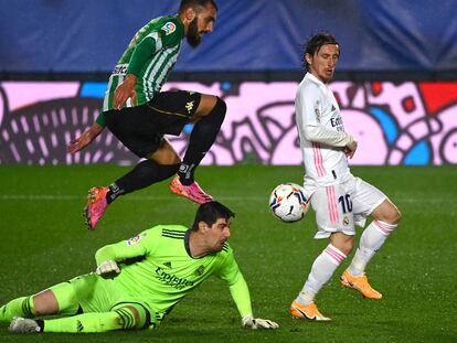 Courtois evita que Borja Iglesias marque este sábado en Valdebebas.