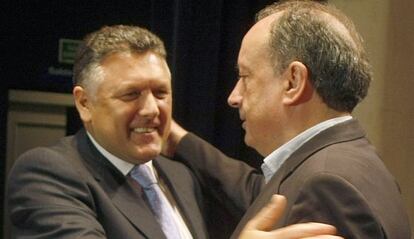 Telmo Martín, a la izquierda, se despide de Antón Louro en el pleno de ayer.
