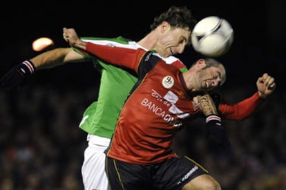 Alain y Amorebieta luchan por el balón