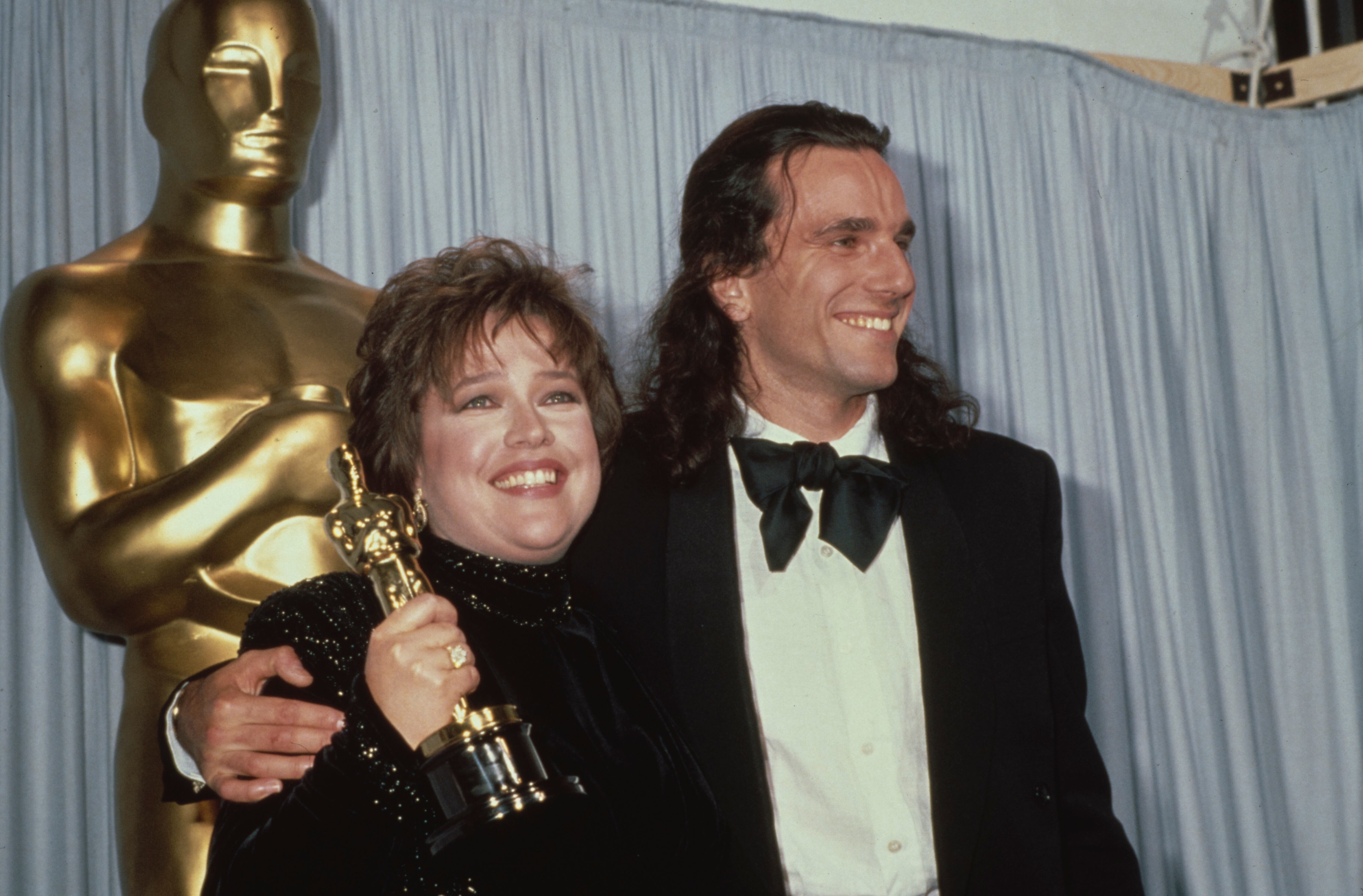  Kathy Bates muestra el Oscar ganado por 'Misery' junto al actor Daniel Day-Lewis en 1991.