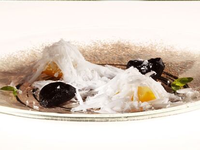 Ajo negro y plato de elBulli con este ingrediente, yuzu y coco.