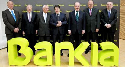 El presidente de Bankia, Rodrigo Rato, posa junto a los presidentes de las seis entidades, que junto a Caja Madrid, conforman el grupo