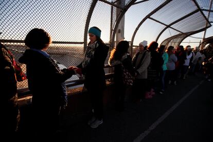 Mujeres de la organización 'Boundless across borders' se toman de las manos durante una protesta, en el puente internacional de Santa Fé, en Ciudad Juárez (México). 