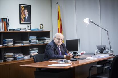 El consejero de Economía de la Generalitat, Andreu Mas-Colell en su despacho.