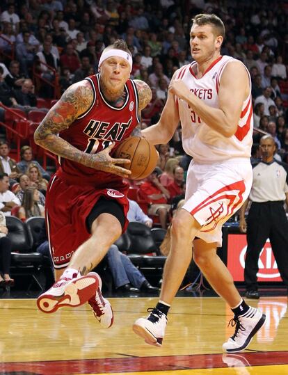 Chris Andersen dribla a Cole Aldrich