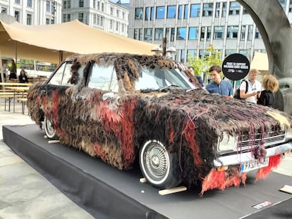 La propuesta artística de Simin Keramati, expuesta en Oslo el pasado junio, un coche Paykan recubierto con pelo real de mujeres, muchas de ellas iraníes.