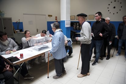 Varias personas esperan su turno para votar este domingo en un colegio electoral en el centro de San Sebastián. 