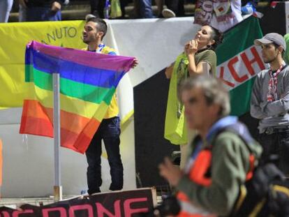 Francis Rivas anima a su equipo con la bandera del arcoíris.