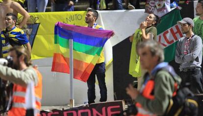 Francis Rivas anima a su equipo con la bandera del arcoíris.