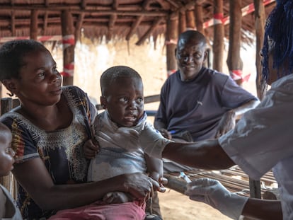 La pequeña Lominda recibe la vacuna contra el sarampión en un centro instalado por MSF en la zona de salud de Bangabola, en la República Democrática del Congo.