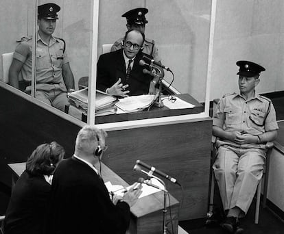 El criminal nazi Adolf Eichmann durante el juicio que lo condenó a muerte desde Israel, el 22 de junio de 1961.