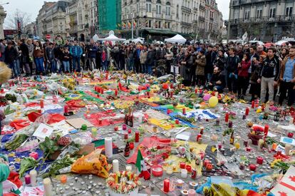 Una multitud es concentra a la plaça de la Borsa de Brussel·les en solidaritat amb les víctimes dels atemptats.