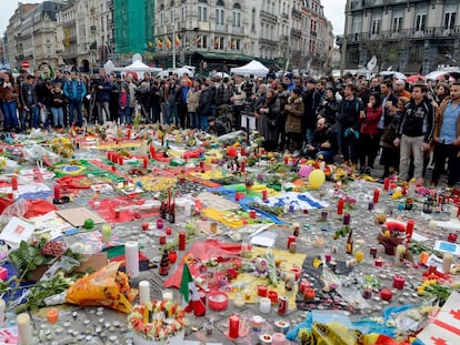 Una multitud es concentra a la plaça de la Borsa de Brussel·les en solidaritat amb les víctimes dels atemptats.