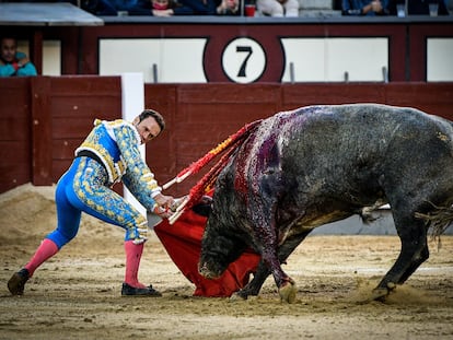 Antonio Ferrera, ante uno de los toros de Adolfo Martín.