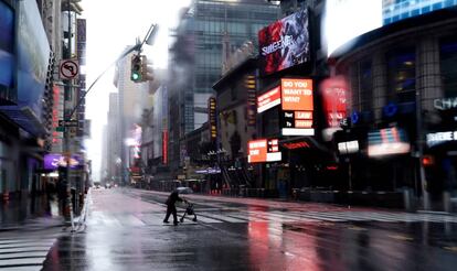 Una persona pasea por Times Square en Nueva York, este lunes. 