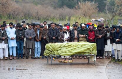 Los familiares oran durante el funeral de una víctima paquistaní, asesinada durante el intercambio de bombardeos entre India y Pakistán, en Islamabad.