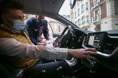 Un usuario de Bipi recibe el coche al que se ha suscrito en Madrid.