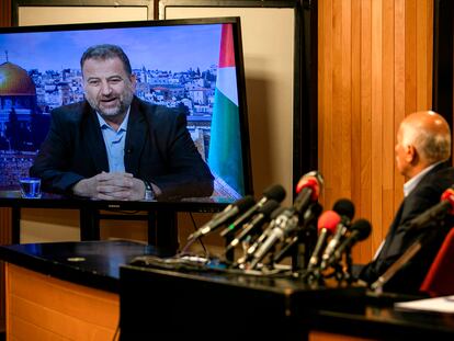 El dirigente de Fatah Yibril Rayub observa en la pantalla al responsable de Hamás Saleh al Aruri, el jueves en Ramala.